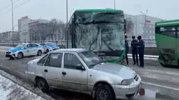 Qazaxıstanda üç sərnişin avtobusu toqquşub, 17 nəfər xəsarət alıb 