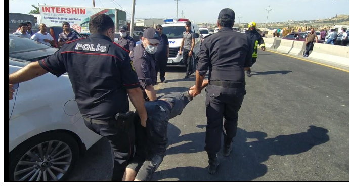 Yanan evə girib oğurluq etmək istədi, polis həbs etdi - VİDEO