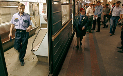 Metroda qatar sərnişini sürüdü