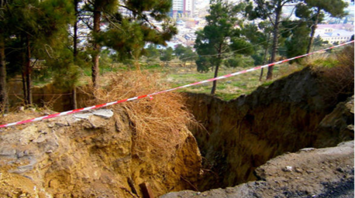 Bakıda faciə: Fəhlə torpaq uçqununa düşüb öldü 