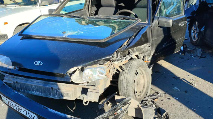 Gəncədə 2 maşın toqquşdu - FOTO