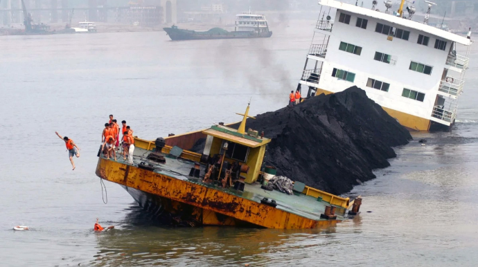 Kömür daşıyan gəmi qəzaya uğradı - 10 nəfər itkin düşüb 