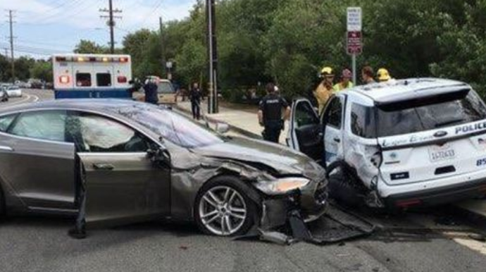 “Tesla” “autopilot” rejimində polis avtomobilinə çırpılıb - FOTO 