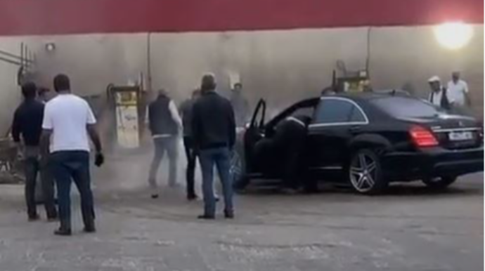 Bakıda yanan "Mercedes"i "moyka"da belə söndürdülər  - VİDEO