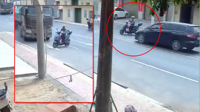 Qaydaları pozan motosiklet sürücüsü yük maşınının altında qaldı - VİDEO 