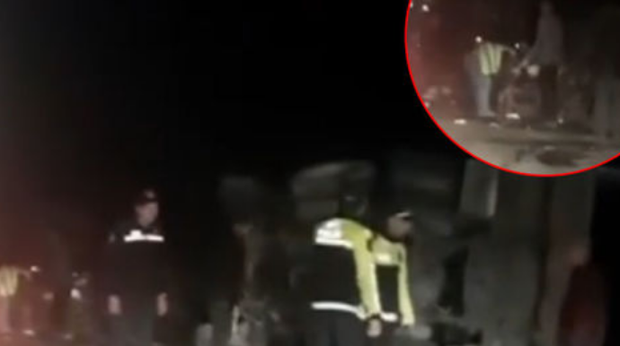 “Nəvai” postu yaxınlığında "Kamaz" aşdı; yük ətrafa yayıldı - VİDEO 