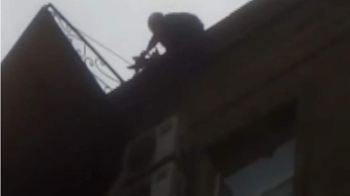 Yasamalda külək binanın dam örtüyünü qoparıb - VİDEO