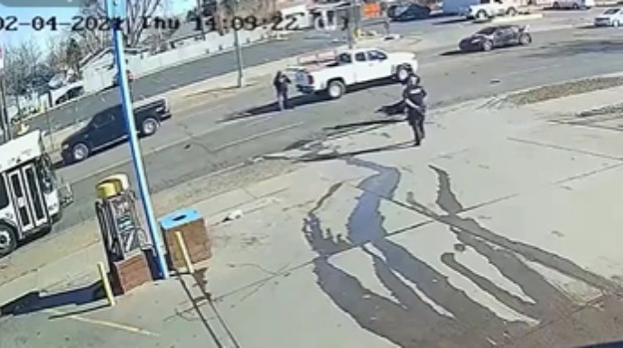 Polislərin qovduğu adamı maşın belə vurdu - ANBAAN VİDEO 