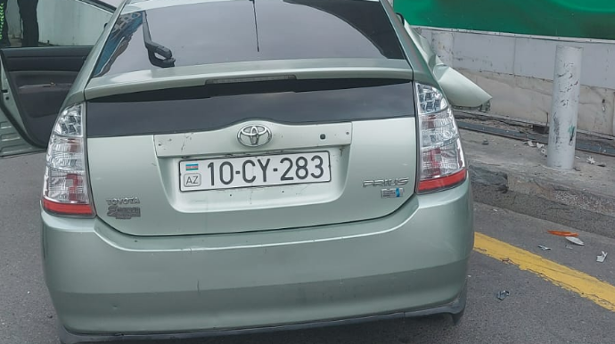 Neftçilər prospektində “Toyota Prius”  qəza törətdi - FOTO