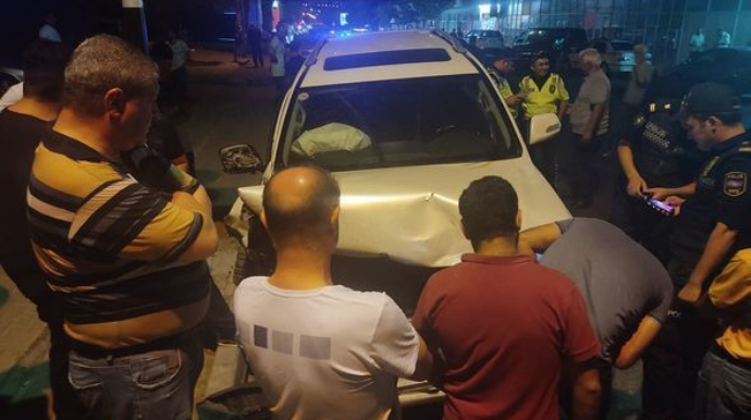 В Баку водитель Land Cruiser врезался в пять автомобилей и скрылся с места происшествия  - ФОТО