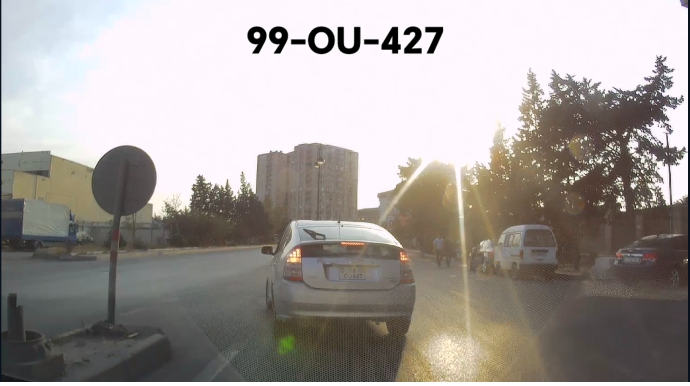 Bu sürücü elə bilir dönmə işığını yandırıb "aya" da çıxmaq olar  - VİDEO