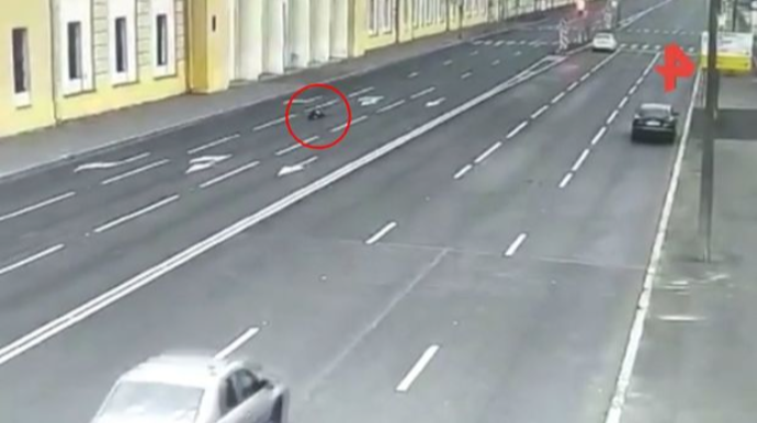 Polisin barmağını avtomobilin şüşəsinin arasında qoyub yolda sürüdü  - VİDEO