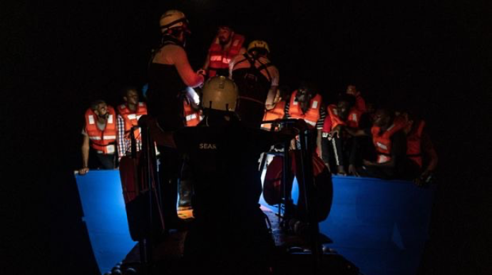 Aralıq dənizində batan qayıqdan 400 nəfər xilas edilib   - FOTO