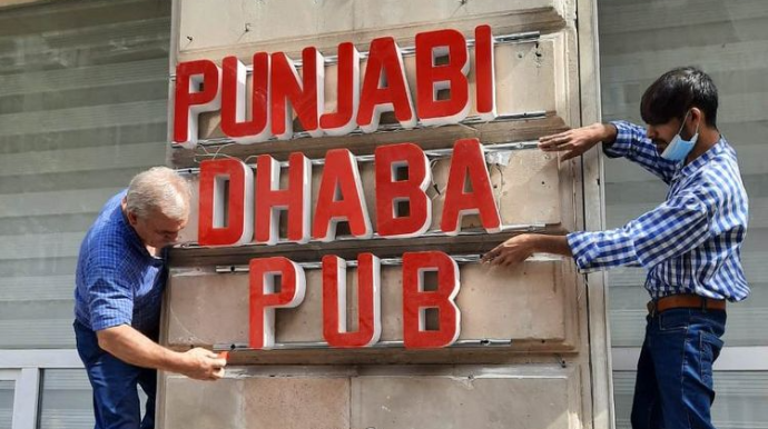 Bakıda tarixi binaların üzərindəki qanunsuz reklamlar sökülür - FOTO