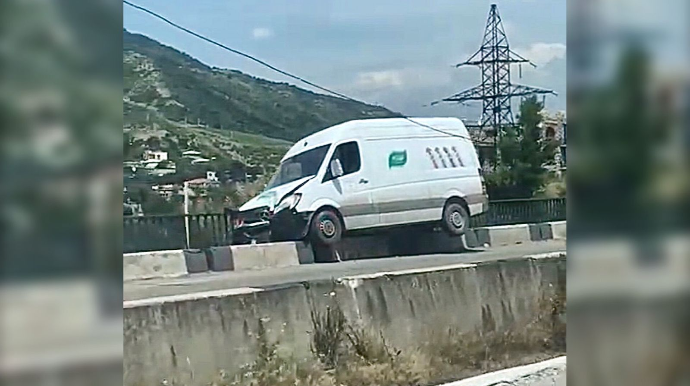 Dəhşətli qəza: Şirkət maşını körpünün kənarındakı betona çırpıldı  - VİDEO