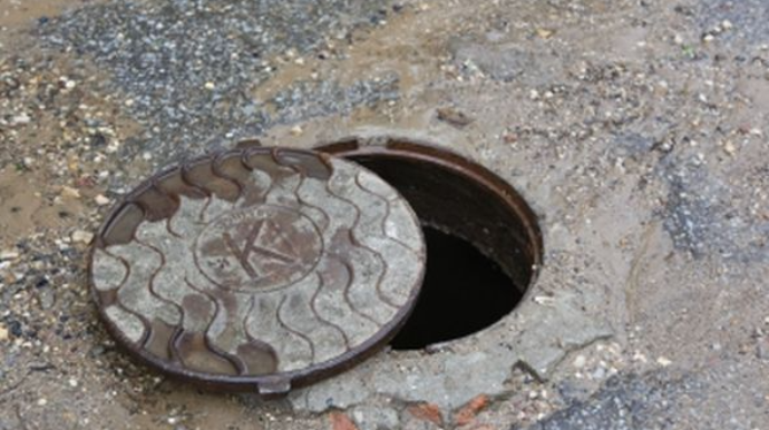 Ağzı açıq kanalizasiya quyuları təhlükə saçır - AÇIQLAMA 