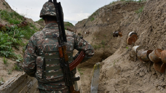 Ermənistanda əsgər silahı doldurarkən özünü güllələyib