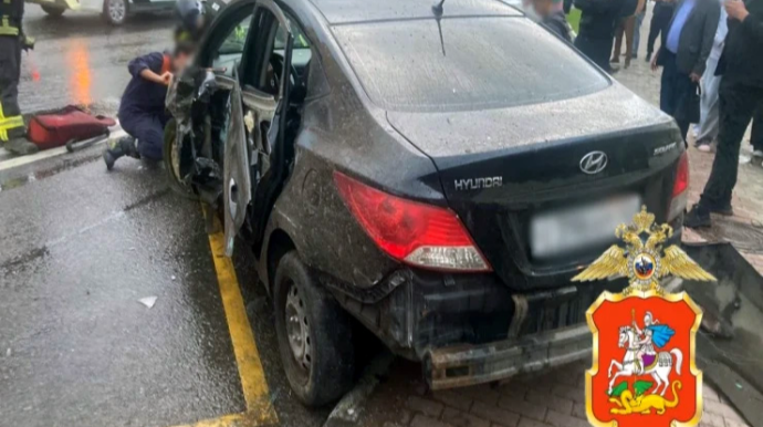 Azərbaycanlı gənc dayanacaqda maşınla insanları əzdi 