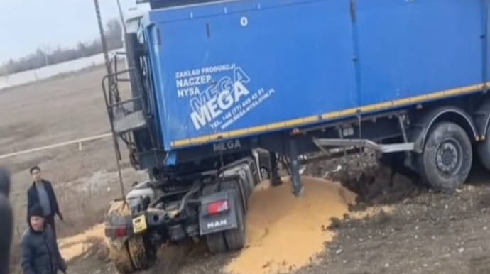 Ucarda yük maşını ilə minik maşını toqquşub, yaralılar var - FOTO