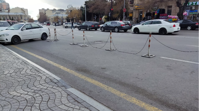 Acınacaqlı vəziyyət:  Yolu bağlayıb, heç kimi maşın saxlamağa qoymurlar - VİDEO 