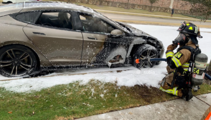 Park halında olan Tesla Model S YANDI 