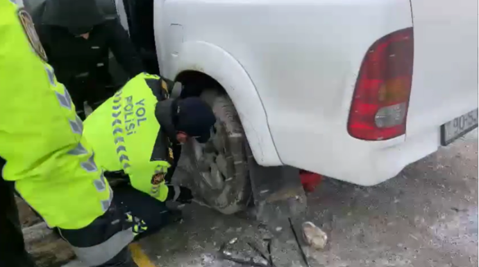 Yol polisləri qarlı havada yolda qalan sürücü üçün görün nə etdi  - VİDEO