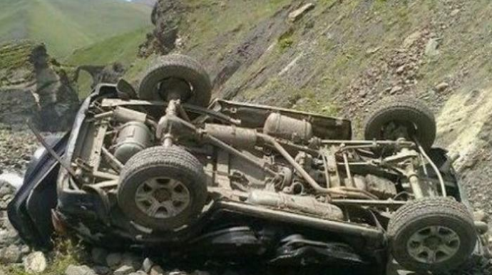 Lerikdə yol kənarında dayanan maşın dərəyə aşdı - Sürücü ÖLDÜ