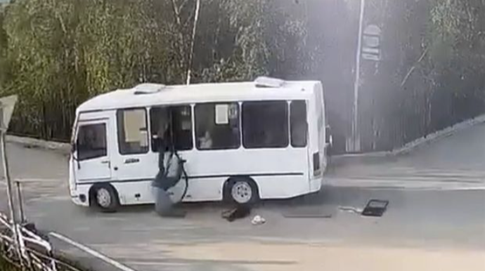 Rusiyada sərnişin hərəkətdə olan avtobusun pəncərəsindən yıxıldı  - VİDEO