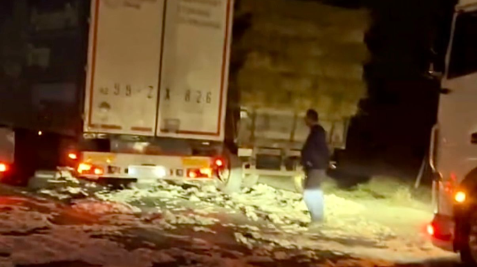 İdarəetmədən çıxan traktor maneəyə çırpıldı, yük yola dağıldı - VİDEO