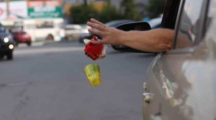 Avtomobildən küçəyə zibil atan sürücü həbs edildi 