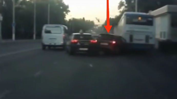 Sağdan ötmə edən sürücü zəncirvari qəza törətdi - VİDEO