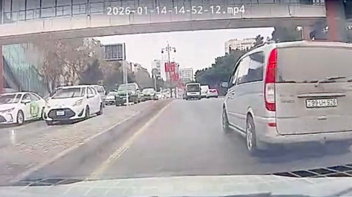 Zolağa baxmadan manevr edən sürücü avtomobilin yolunu kəsdi - VİDEO