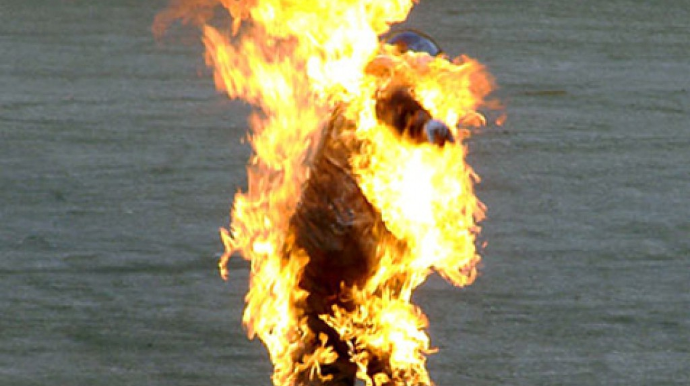 Kişi həyat yoldaşını yandırdı 