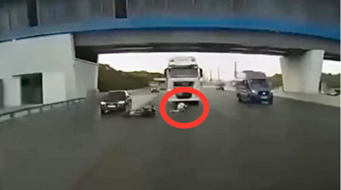 Bayker “TIR”ın təkərləri altında qalmaqdan son anda qurtuldu  - VİDEO