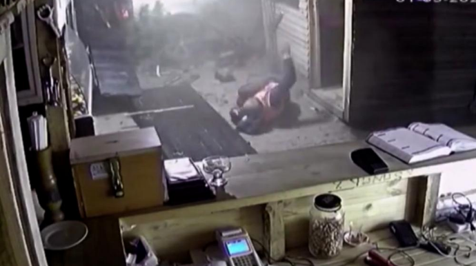 Mikroavtobus yol kənarında dayanan 71 yaşlı kişiyə çırpıldı - ANBAAN VİDEO 