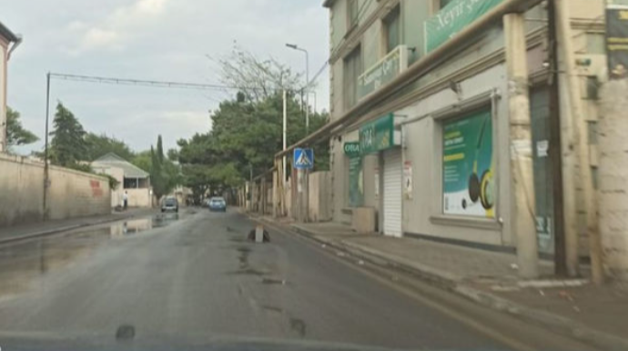 Bu yolda kanalizasiya quyusunun qapağı TƏHLÜKƏLİ VƏZİYYƏT YARADIB   - FOTO