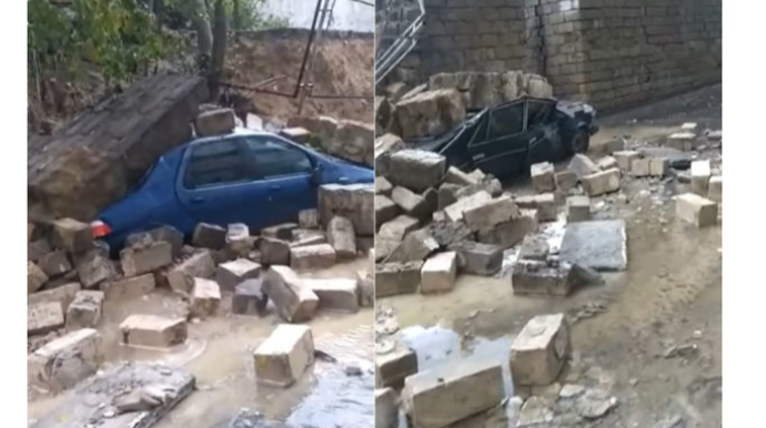 В Баку каменный забор рухнул на автомобили - ВИДЕО