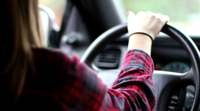 В Азербайджане доля женщин, получивших право на управление автомобилем, увеличилась до 15,9% 