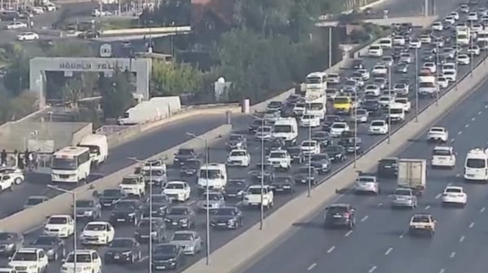 Bakının bir sıra yollarında nəqliyyatın hərəkəti çətinləşdi