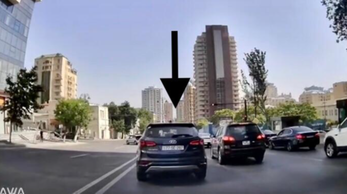 Qabağa düşmək istəyən sürücü səhv zolağa keçib yolu bağladı - 77-SE-287    - VİDEO