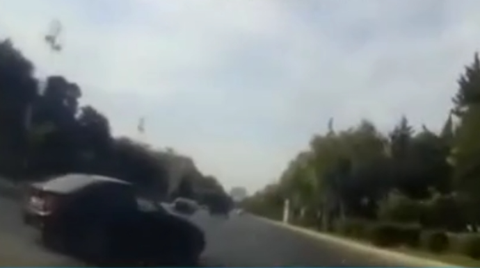Bakıda sürücü ona yol verməyən sürücünü söyüb videosunu yaydı  - VİDEO
