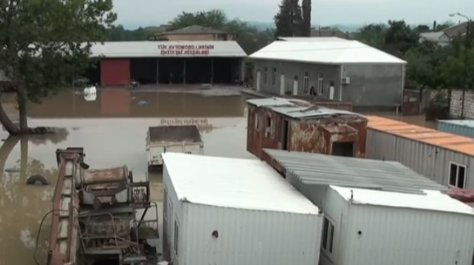 Qazaxda maşınlar və evlər su altında qalıb - VİDEO