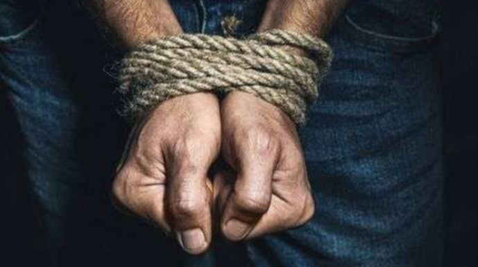 Adam oğurluğunda ittiham olunan dəstə məhkəməyə çıxarılır