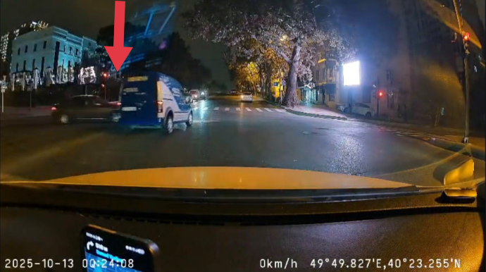 В Баку на перекрестке столкнулись автомобили, не дождавшиеся зеленого света светофора - ВИДЕО