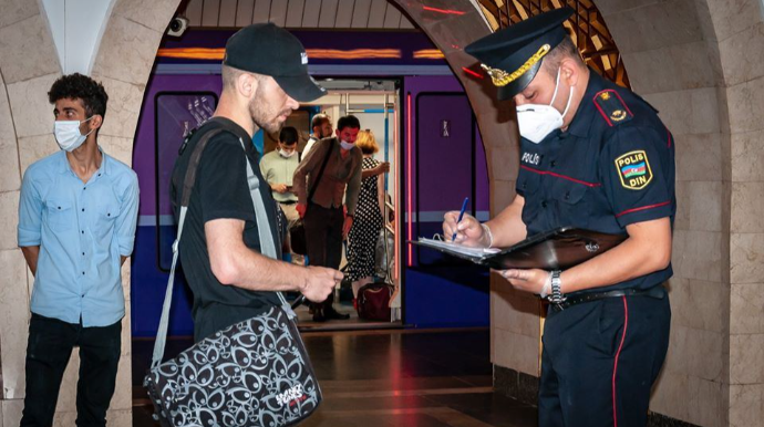 Metroda maska taxmayan sərnişinlər cərimə edildi - FOTO 