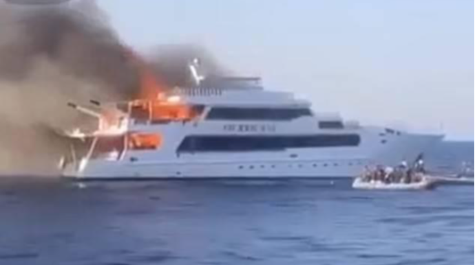 Dənizin ortasında turist gəmisi yandı: İtkin düşənlər var - VİDEO 