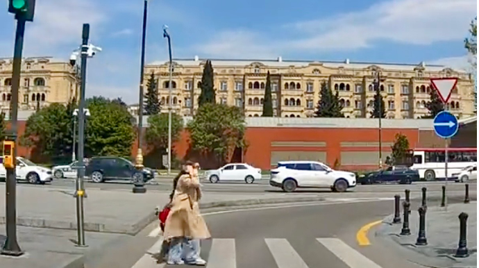 İşıqforu gözardı edərək yolu keçən qadın övladını da təhlükəyə atdı   - VİDEO