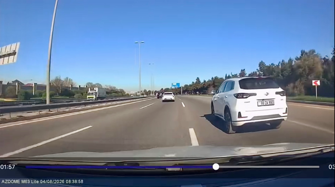 Ara küçədən yola çıxan diqqətsiz sürücü qəza təhlükəsi yaratdı   - VİDEO