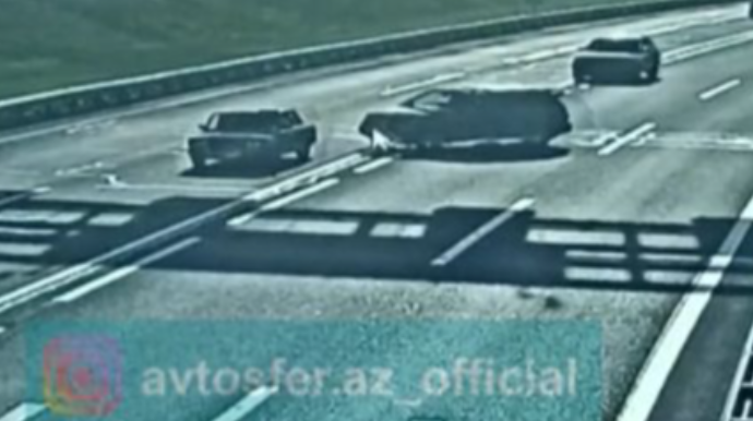 Aeroport yolunda idarəetmədən çıxan "Hyundai" arxası üstə aşaraq belə fırlandı - VİDEO