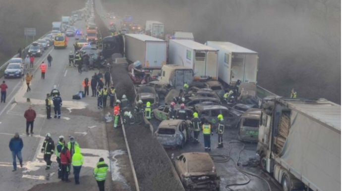 42 avtomobil toqquşdu: 19 maşın yandı, 36 nəfər...   - FOTO